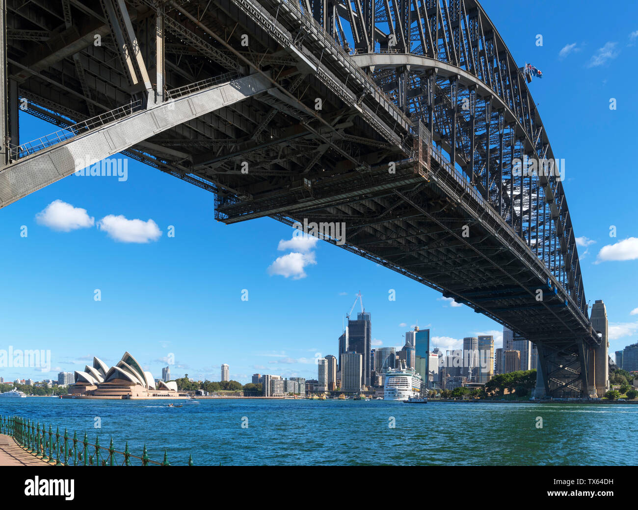 Il Ponte del Porto di Sydney a Milsons Point guardando verso la Opera House di Sydney e il Quartiere Affaristico Centrale di Sydney, Nuovo Galles del Sud, Australia Foto Stock