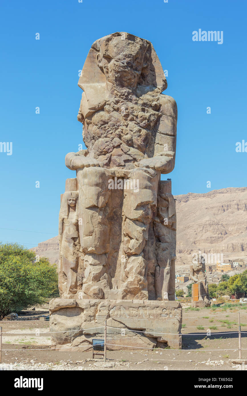 Vista del west Colosso di Memnon nelle vicinanze di Luxor Foto Stock