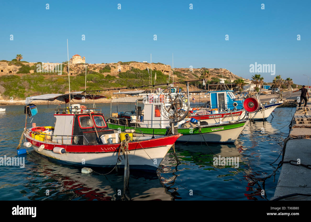 Barche da pesca ormeggiate in Agios Georgios Harbour, Peyia distretto, Cipro. Foto Stock