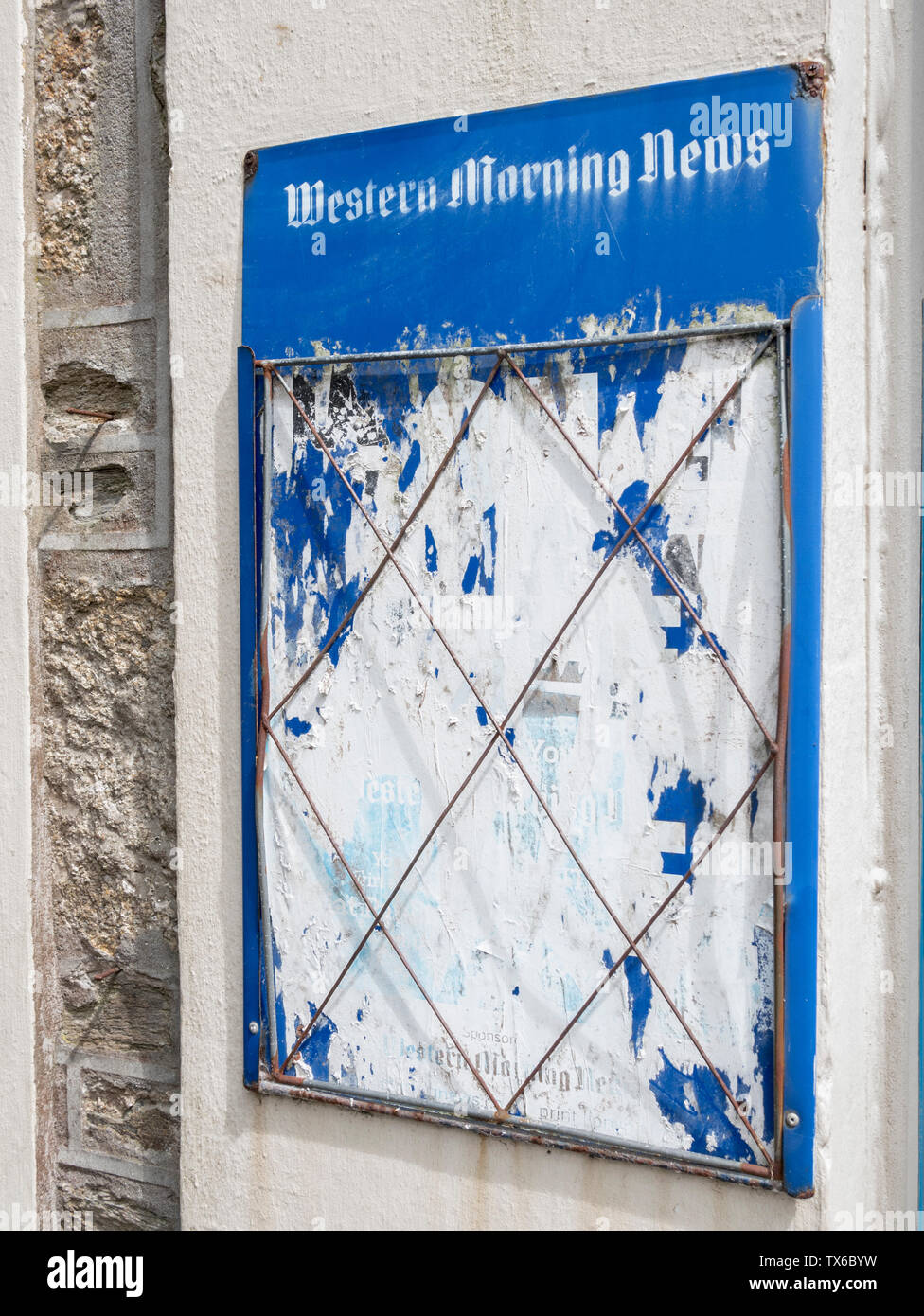 Titolo vuoto affissioni per Western Morning News la carta al di fuori del negozio del villaggio. Metafora quotidiani locali, il giornalismo locale, nessuna notizia è una buona notizia. Foto Stock