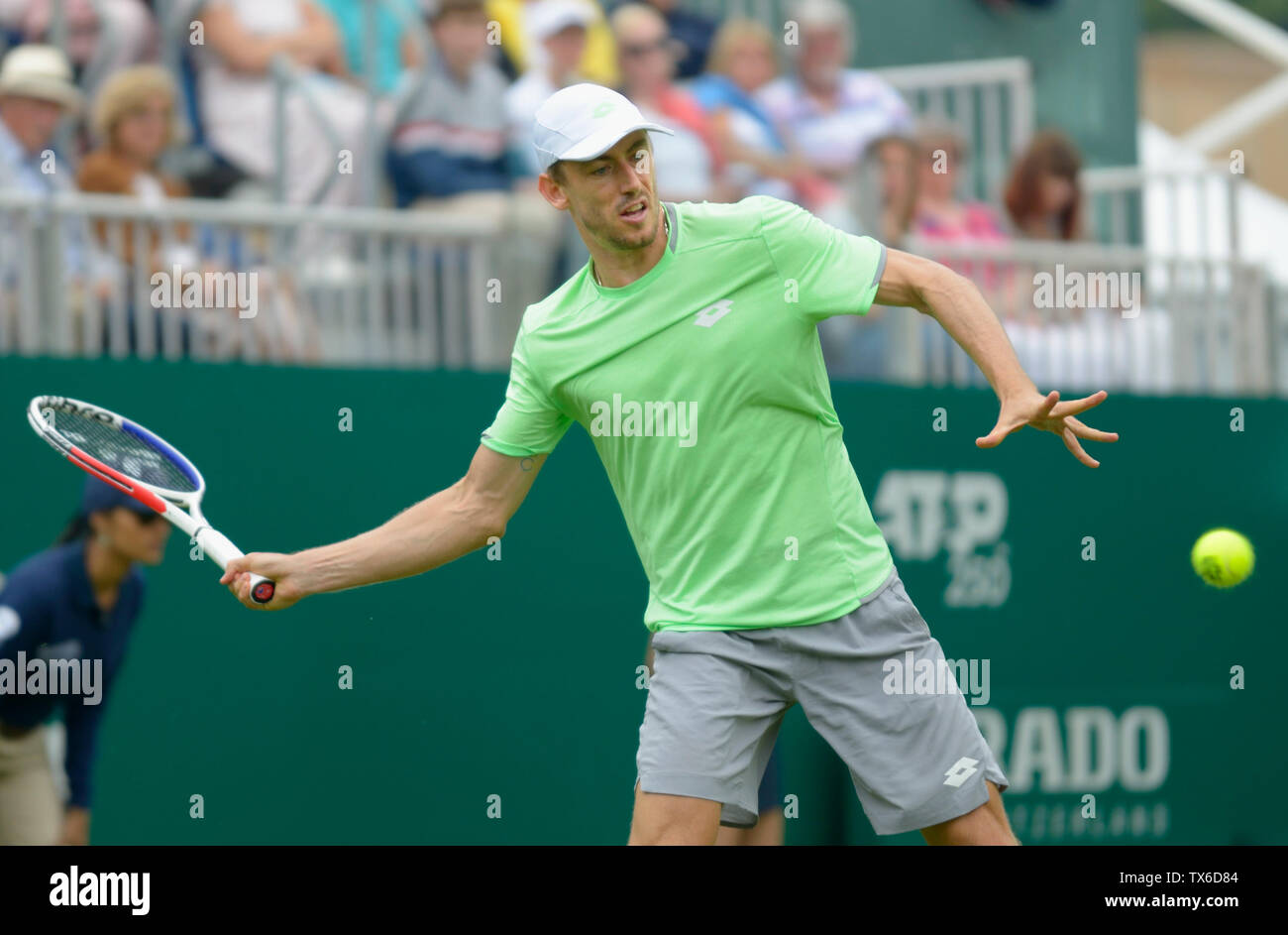 John Millman (Aus) a Eastbourne, Regno Unito. Il 24 giugno 2019. Natura Valle internazionali di tennis in Devonshire Park. Foto Stock