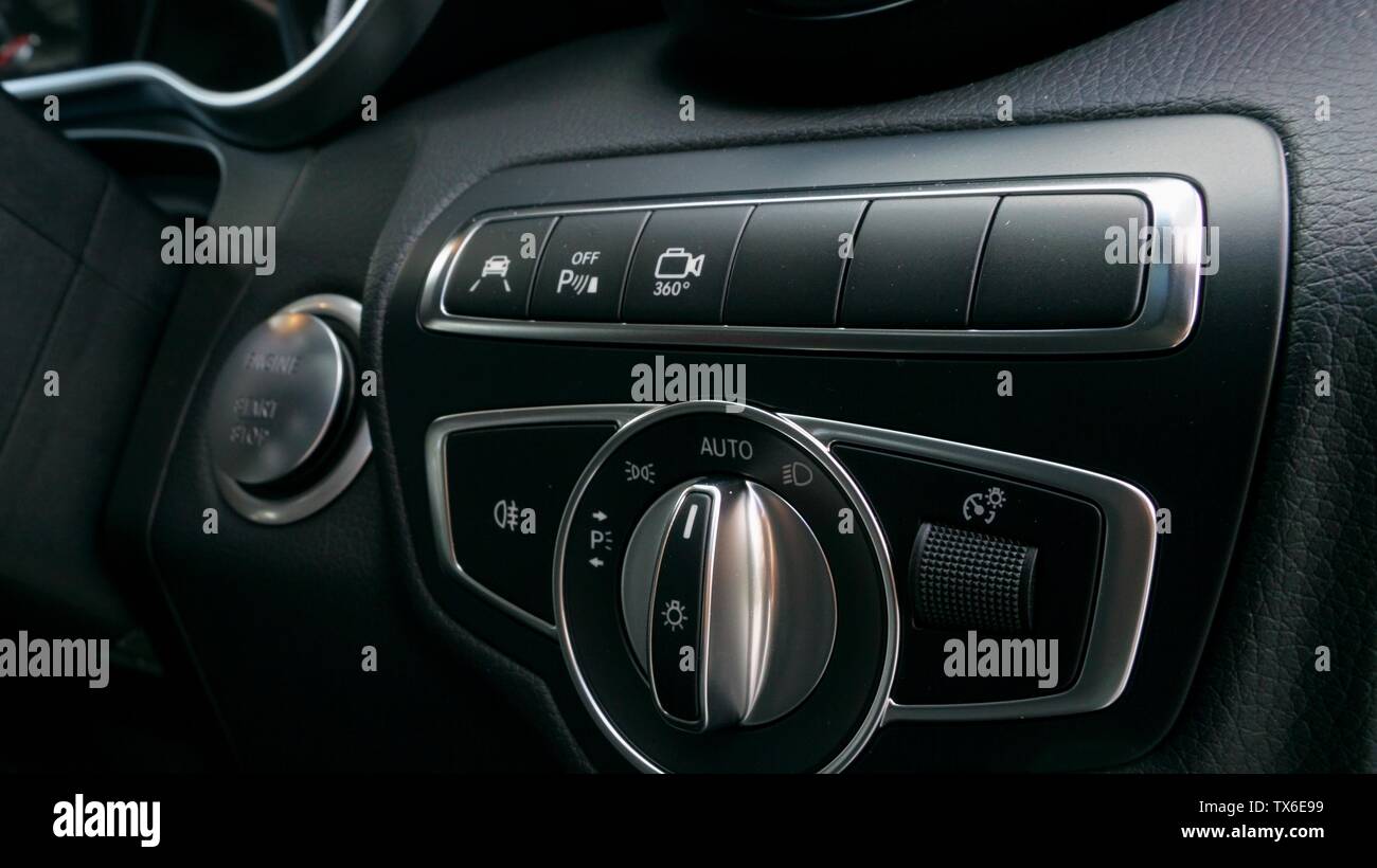 Luce i controlli e i pulsanti per le funzioni della tecnologia in un'auto Foto Stock