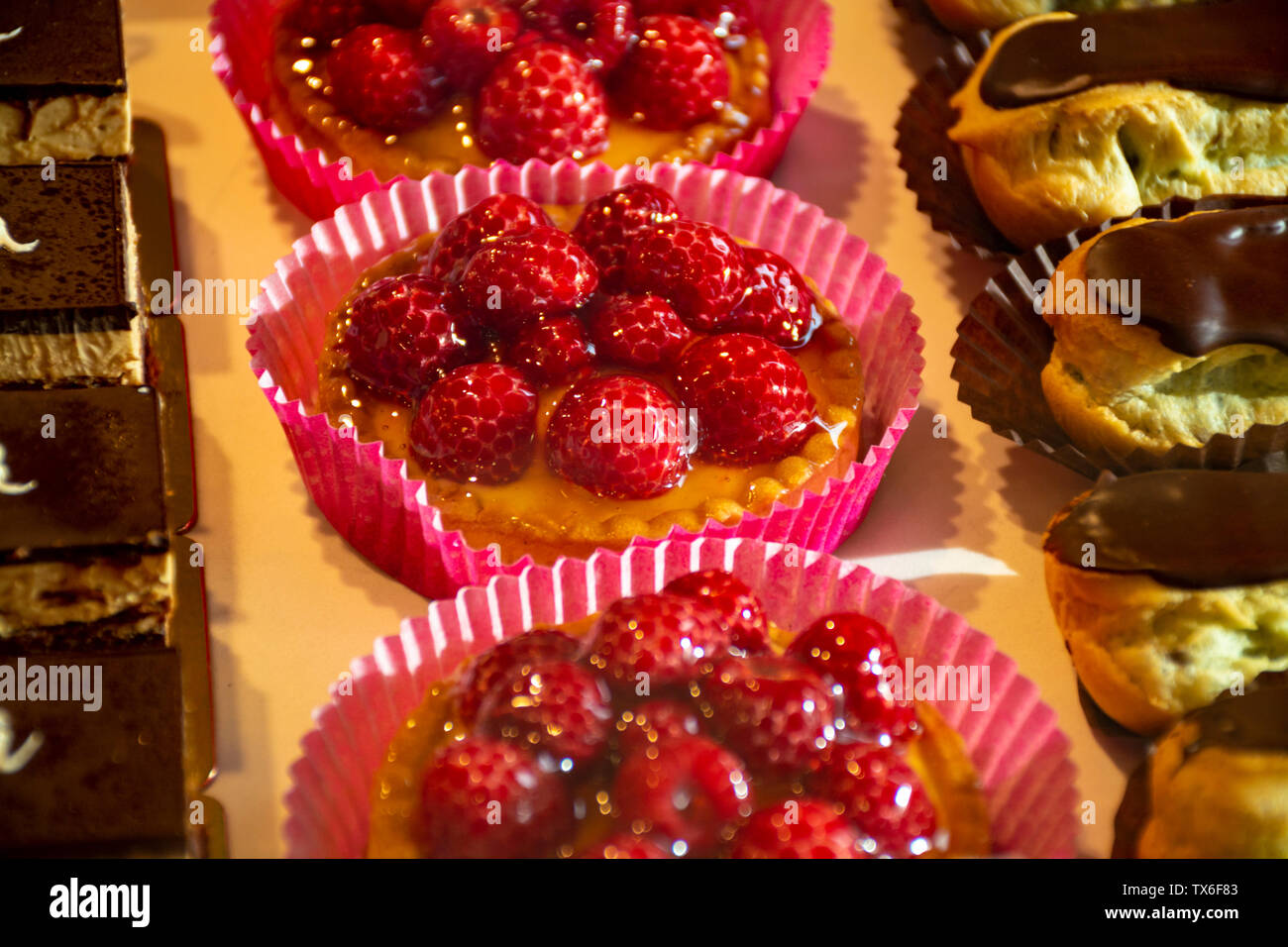 Appena sfornato dolci ripieni dolci con frutti rossi in traditinal panetteria francese nel piccolo villaggio della Provenza Foto Stock