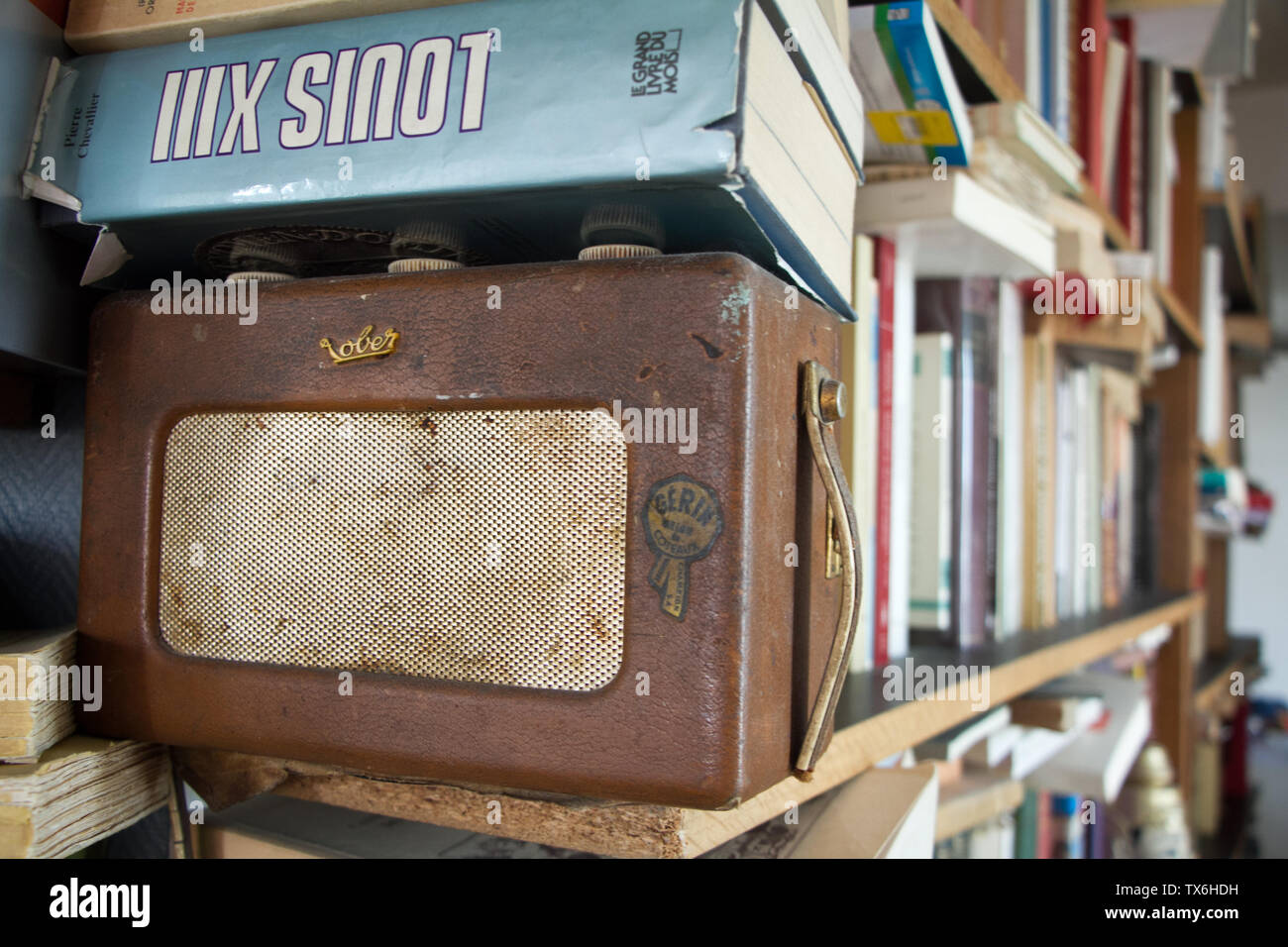 Parigi, Francia - Luglio 05, 2018: primo piano dello scaffale con libri e una vecchia radio in un piccolo appartamento nella periferia di Parigi Foto Stock