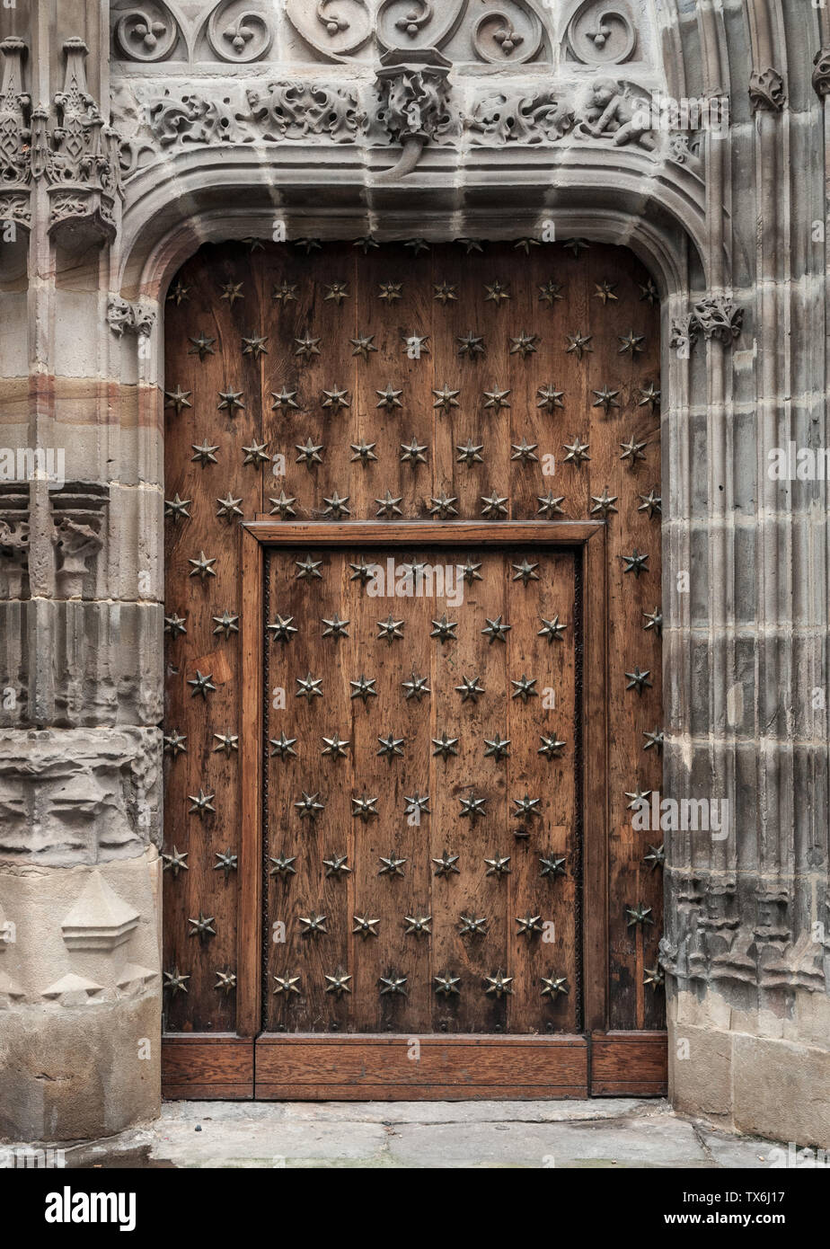 Vecchia porta di legno in un edificio medievale Foto Stock