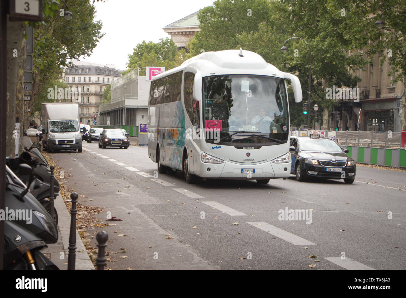 Parigi, Francia - Luglio 05, 2018: Traffico: autobus, motocicli, automobili in le strade del centro di Parigi Foto Stock