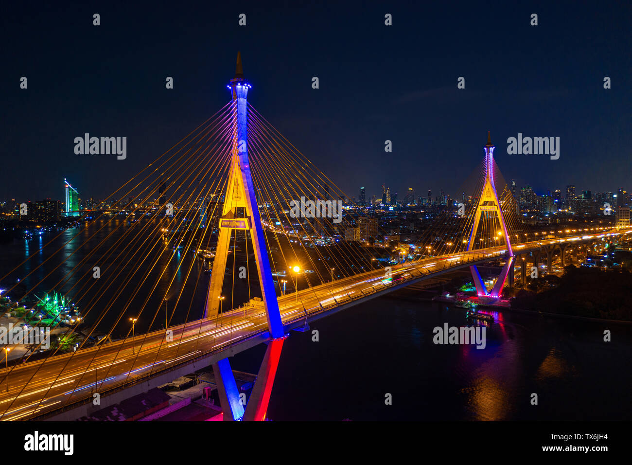 Vista aerea dell'industria anello ponte di sospensione di notte a Bangkok, in Thailandia. Foto Stock