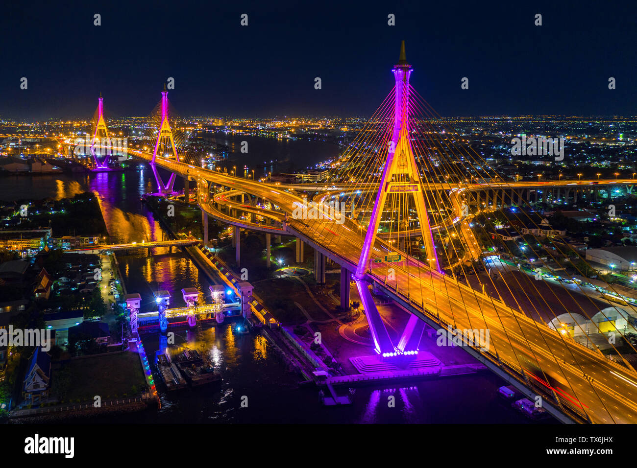 Vista aerea dell'industria anello ponte di sospensione di notte a Bangkok, in Thailandia. Foto Stock
