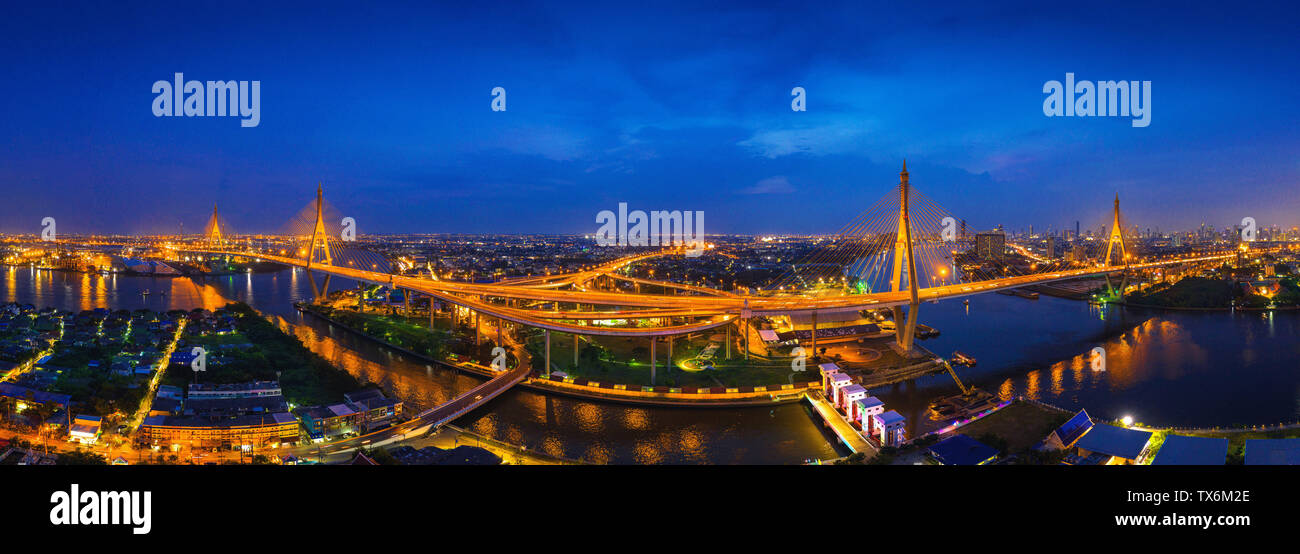 Vista aerea dell'industria anello ponte di sospensione di notte a Bangkok, in Thailandia. Foto Stock