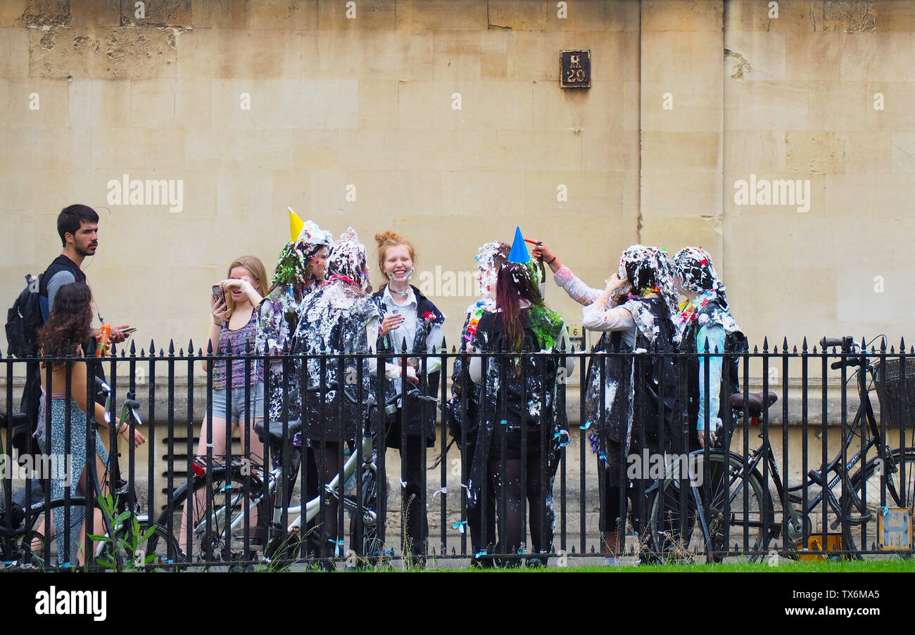 Gli studenti cestinato dopo gli esami finali all'Università di Oxford. Foto Stock