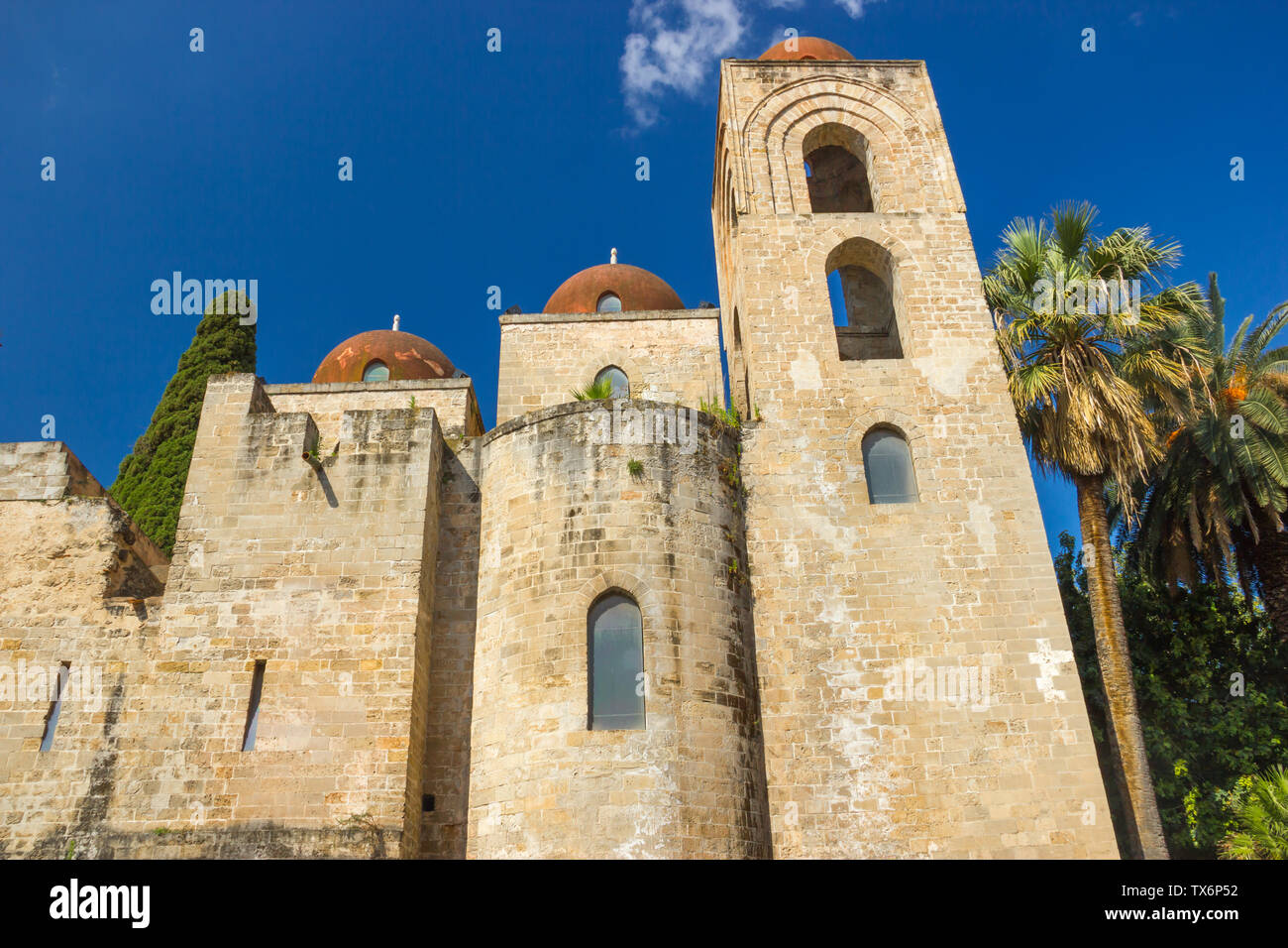 Palermo Sicilia famosa arabo la chiesa di San Giovanni degli Eremiti, facciata storica con la torre campanaria e le palme Foto Stock