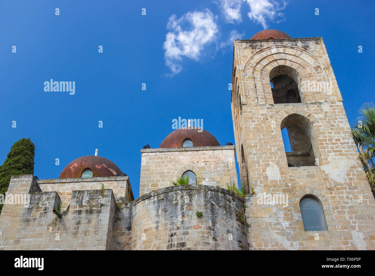Turismo storico la chiesa di San Giovanni degli Eremiti a Palermo e in Sicilia, chiudere la vista dell'arabo facciata e campanile con cupole rosse Foto Stock