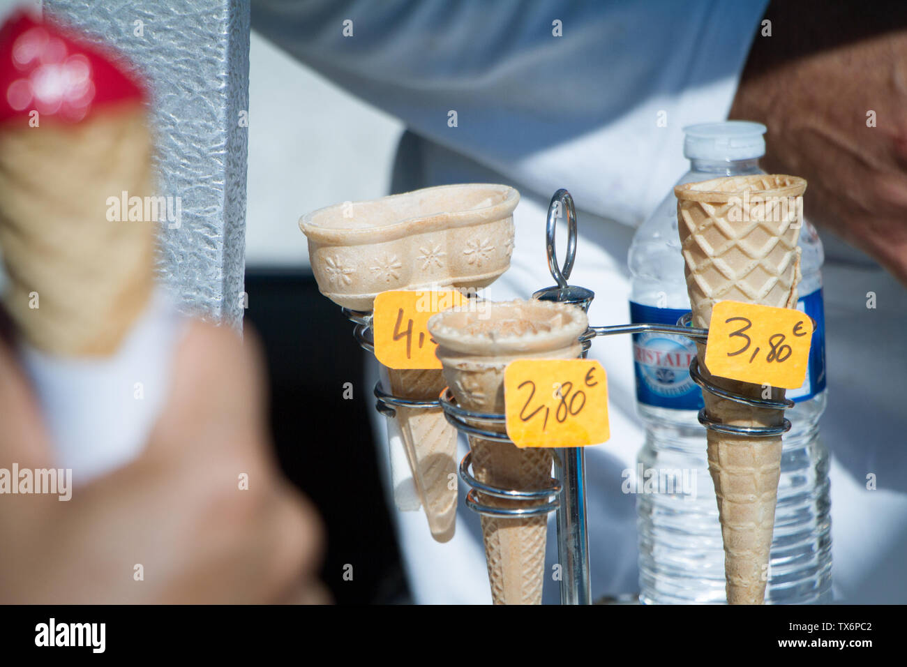 Parigi, Francia - Luglio 06, 2018: Closeup di coppe di cialde per gelati con prezzi Foto Stock