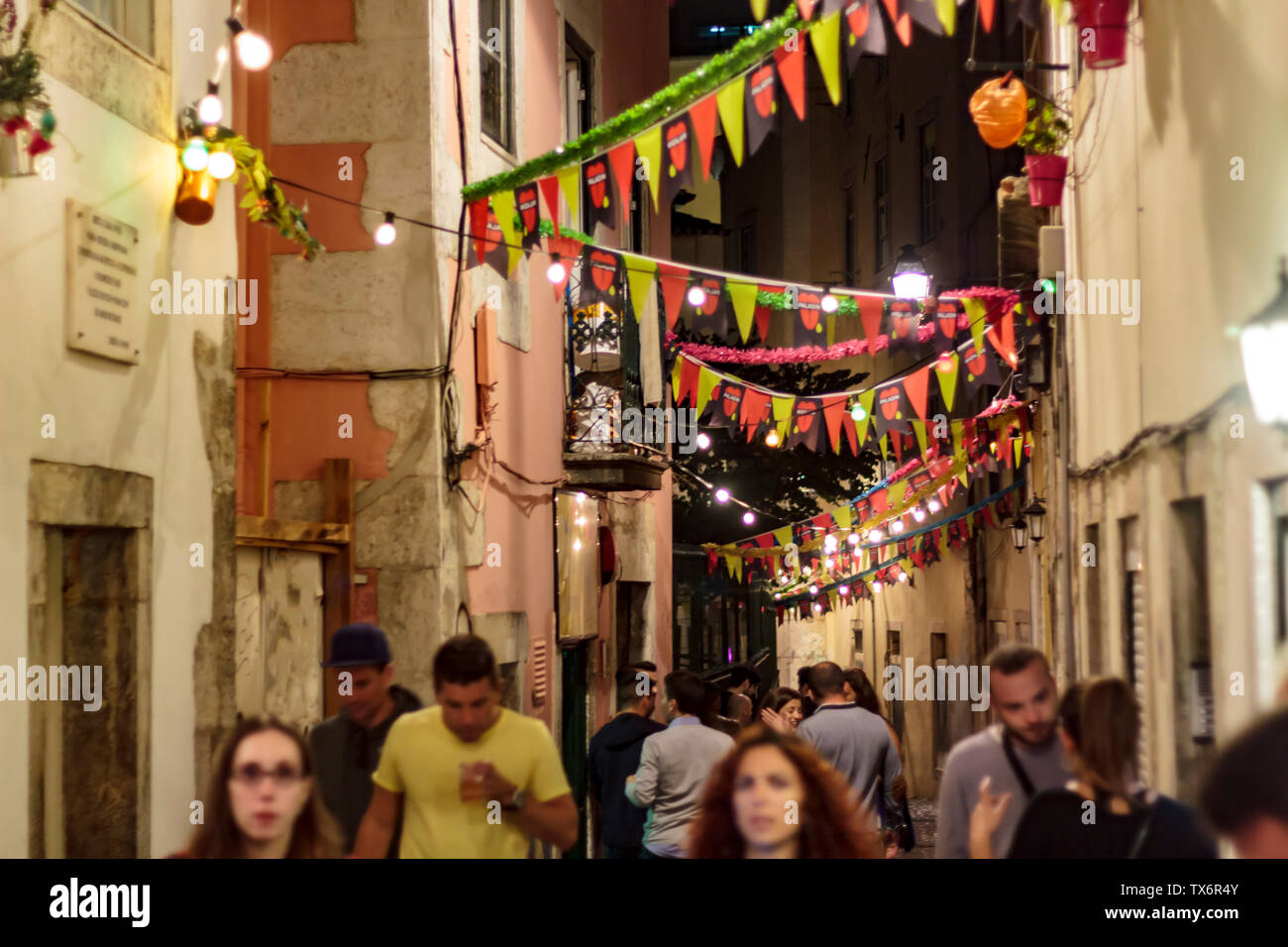 Lisbona, Portogallo - 21 giugno 2018: la gente per la strada durante il famoso festival di santi Foto Stock