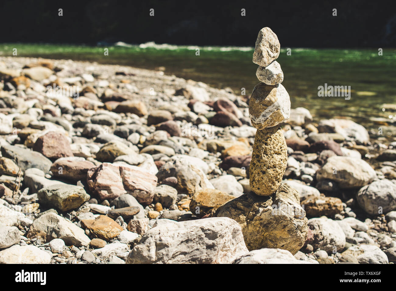 Pietre zen in equilibrio piramide in un fiume di Pebble Beach - concetto di equilibrio con la natura Foto Stock