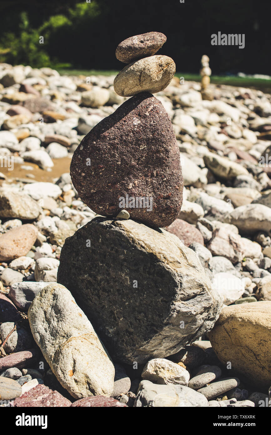Pietre zen in equilibrio piramide in un fiume di Pebble Beach - concetto di equilibrio con la natura Foto Stock