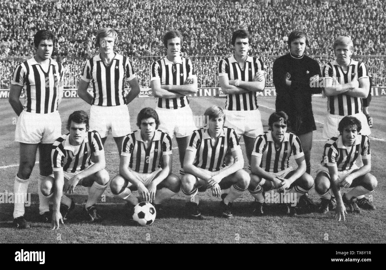 Milano (Italia), San Siro, 31 Ottobre 1971. Una line-up della Juventus F.C. ha portato sul campo la vittoria di Away contro Milano a.C. (4-1), giorno 4 del Campionato Italiano 1971â€"72 Serie A. Da sinistra a destra, in piedi: S. Salvadore (capitano), F. Morini, L. Spinosi (II), R. Bettega, P. Carmignani, H. Haller; crouched: F. Capello, F. Casio, G. Marchetti, P. Anastasi, G. Furino; 31 ottobre 1971, Luca+16 luglio 2016; Luca+16 luglio 2016. Nulla Ã¨ piÃ¹ come prima. SportWeek (28 [792]): 42. Milano, Italia: La Gazzetta Dello Sport.; Sconosciuto; Foto Stock