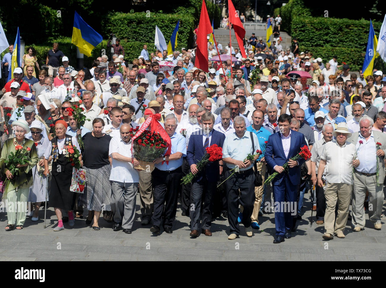 Kiev, Ucraina. Il 22 giugno, 2019. Leader del Partito Comunista di Ucraina bandito dalla Corte Petro Symonenko (seconda a sinistra), MP Vadim Novinsky (centro) e MP Yevgeny Murayev (destra) frequentano una ghirlanda di cerimonia di posa presso la tomba del milite ignoto il giorno di dolore e di ricordo per le vittime di guerra a Kiev. Credito: Alexey Ivanov SOPA/images/ZUMA filo/Alamy Live News Foto Stock