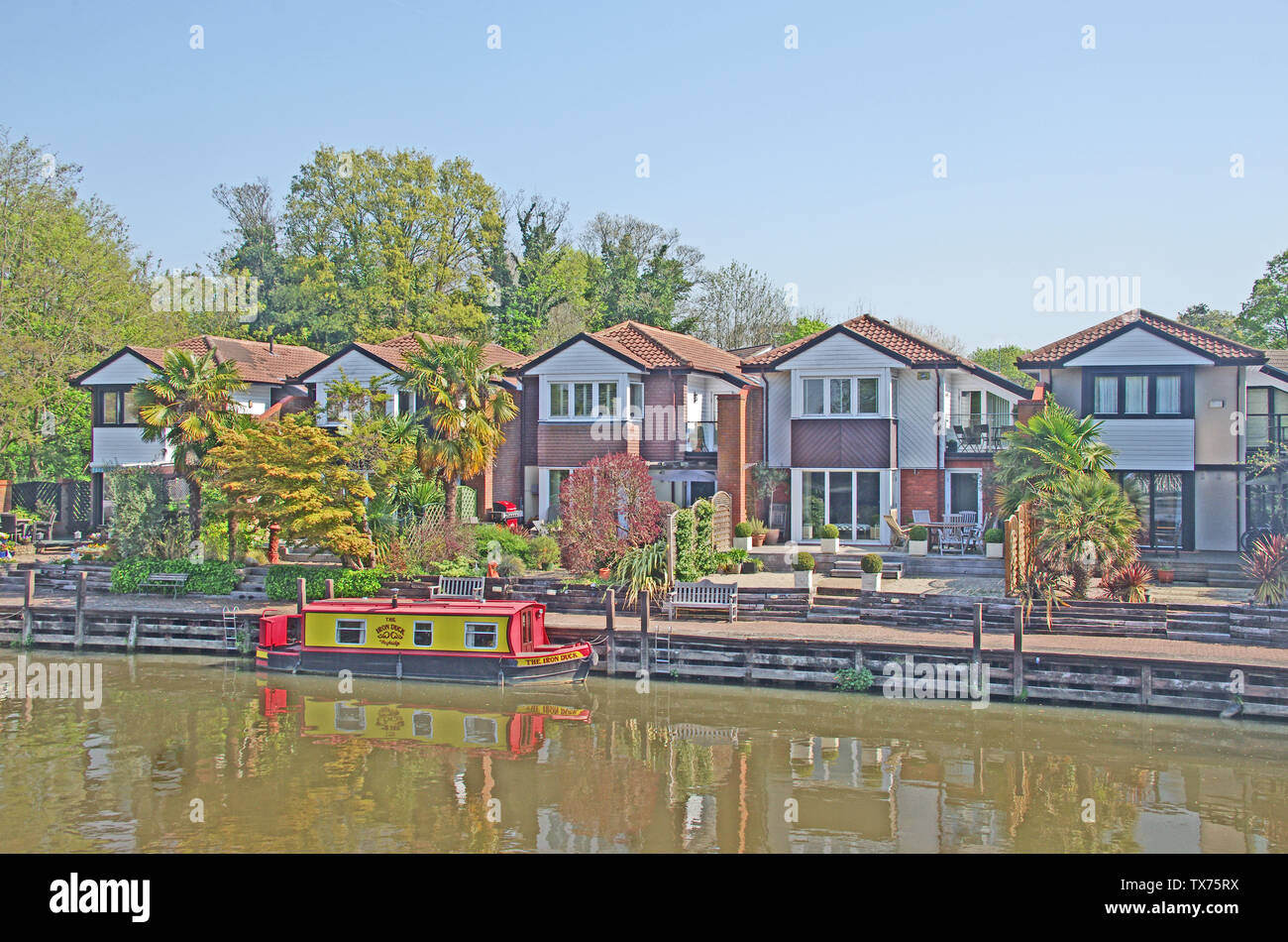 Case di Weybridge fiume Wey Surrey Foto Stock
