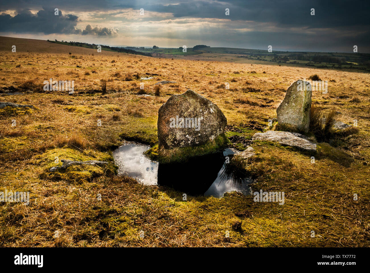 Bodmin Moor dopo tempesta,dark sky rottura sole attraverso su pietre di granito e pozze su Bodmin Moor, Foto Stock