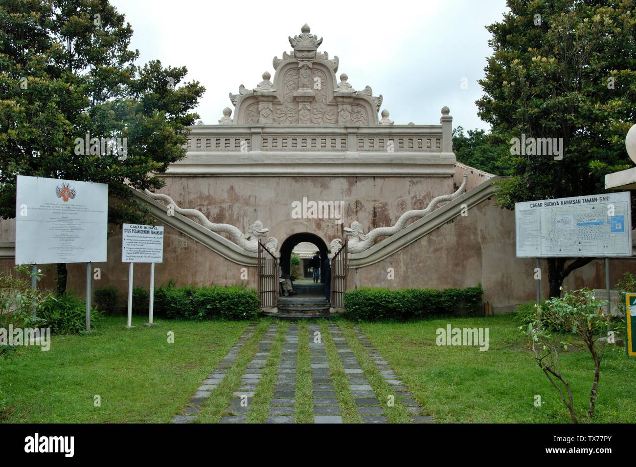 La gate di Taman Sari Castello d'acqua. Noto anche come Taman Sari è il sito di un ex giardino reale del sultanato di Yogyakarta. Foto Stock