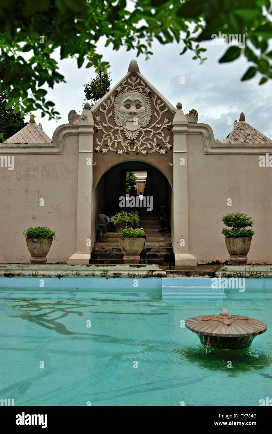 La piscina e il cancello di Taman Sari. Taman Sari Castello d'acqua, anche noto come Taman Sari è il sito di un ex giardino reale del sultanato di Yogyakarta. Foto Stock