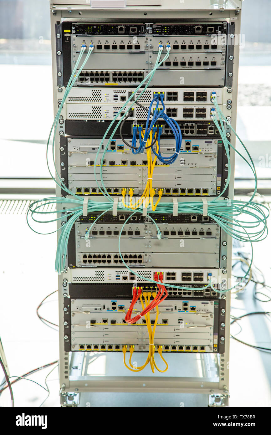 Rete di apparecchiature di sicurezza. Infrastruttura di sicurezza informatica. Ethernet cablata e la trasmissione. Foto Stock