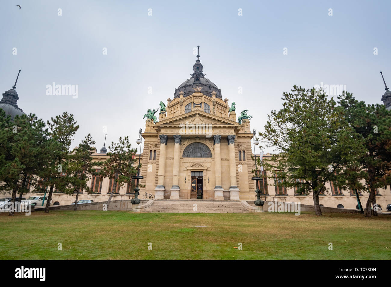 Vista esterna del bagno termale Széchenyi a Budapest, Ungheria Foto Stock