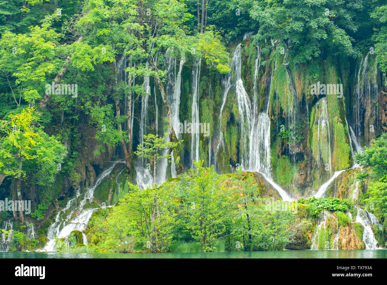 Cascate sul lago Okugrljak, il Parco Nazionale dei Laghi di Plitvice, Croazia Foto Stock