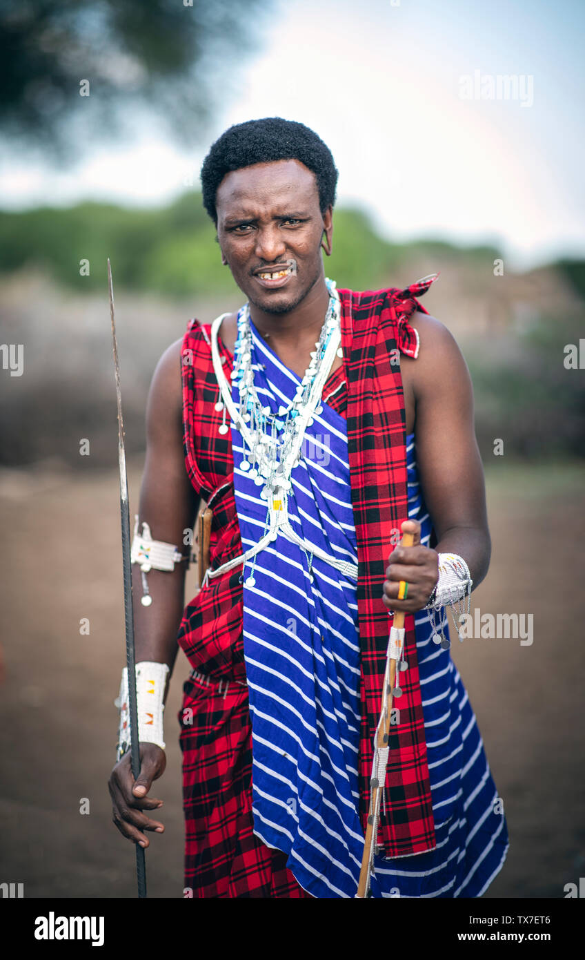 Giovane uomo Masai nel suo vestito tradizionale Foto Stock