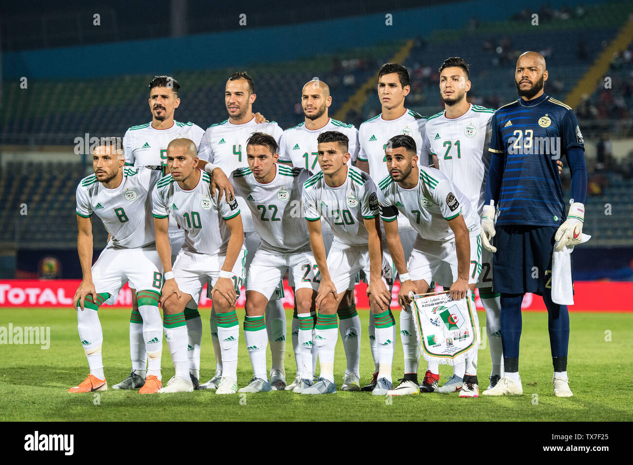 Il Cairo, Egitto - 23 giugno: team di Algeria posa per foto Youcef Atal, Riyad Mahrez, Rais M'Bolhi, Adlene Guedioura, Sofiane Feghouli, Ramy Bensebaini, Youcef Belaili, Ismael Bennacer, Aissa Mandi durante il 2019 Africa Coppa delle Nazioni Gruppo C match tra Algeria e il Kenya a 30 giugno Stadio su Giugno 23, 2019 a Il Cairo, Egitto. (Sebastian Frej/MB Media) Foto Stock