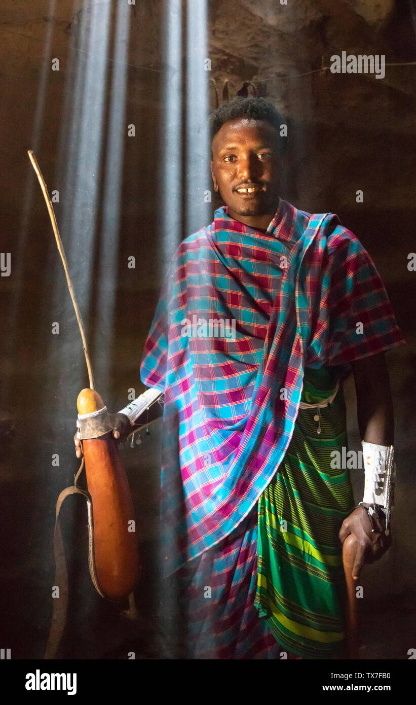 Uomo masai all'interno di una casa tradizionale Foto Stock