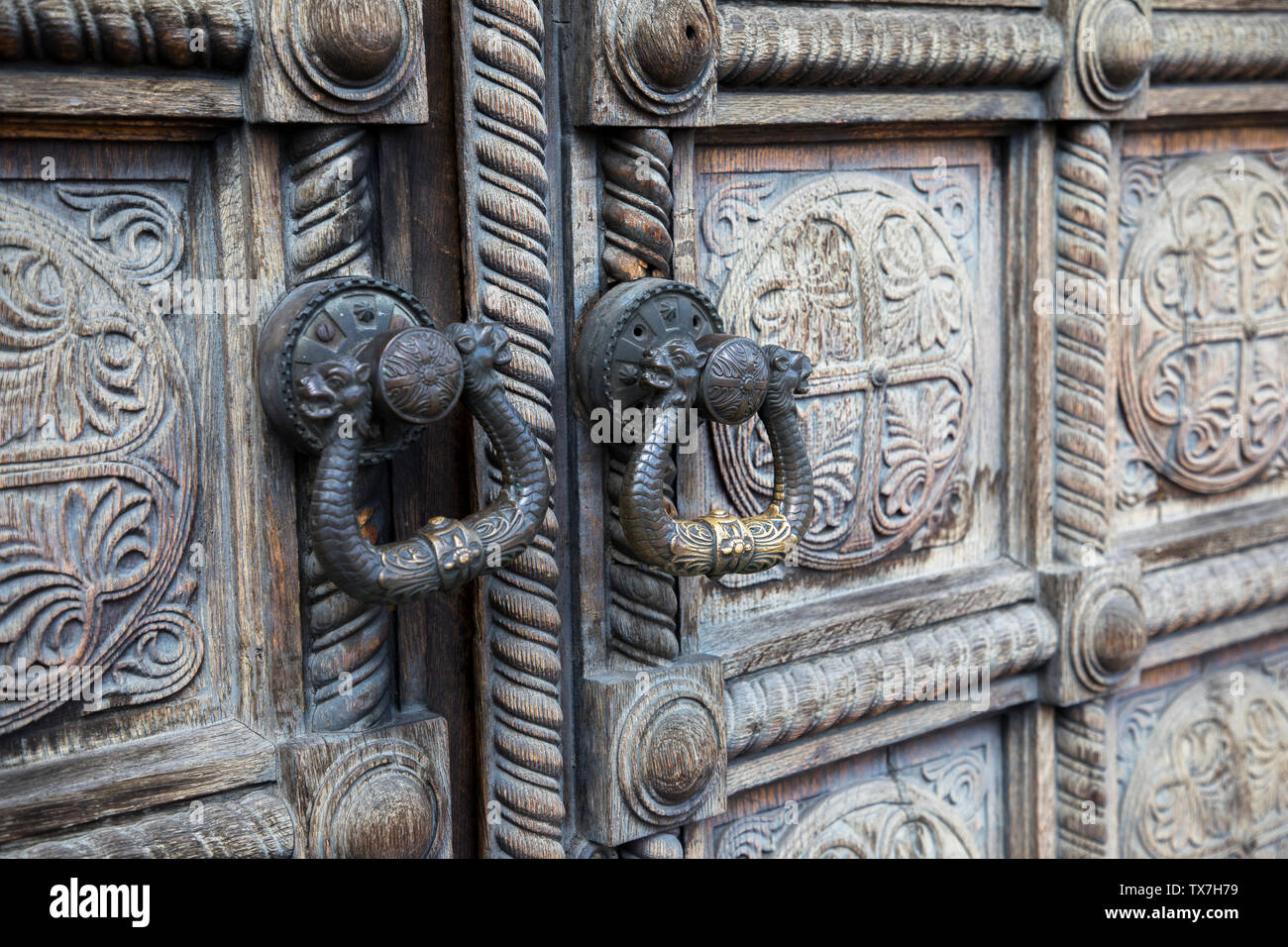 Bella e antica porta di legno con ornamenti di ferro in una chiesa ortodossa, dettaglio del vecchio respingente sulla porta. Foto Stock