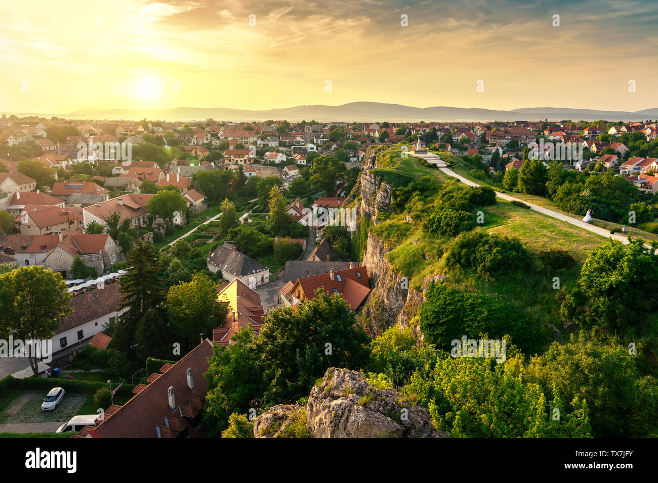 La collina verde giardino nel centro della città vecchia di Veszprem, Ungheria al tramonto scogliera Foto Stock