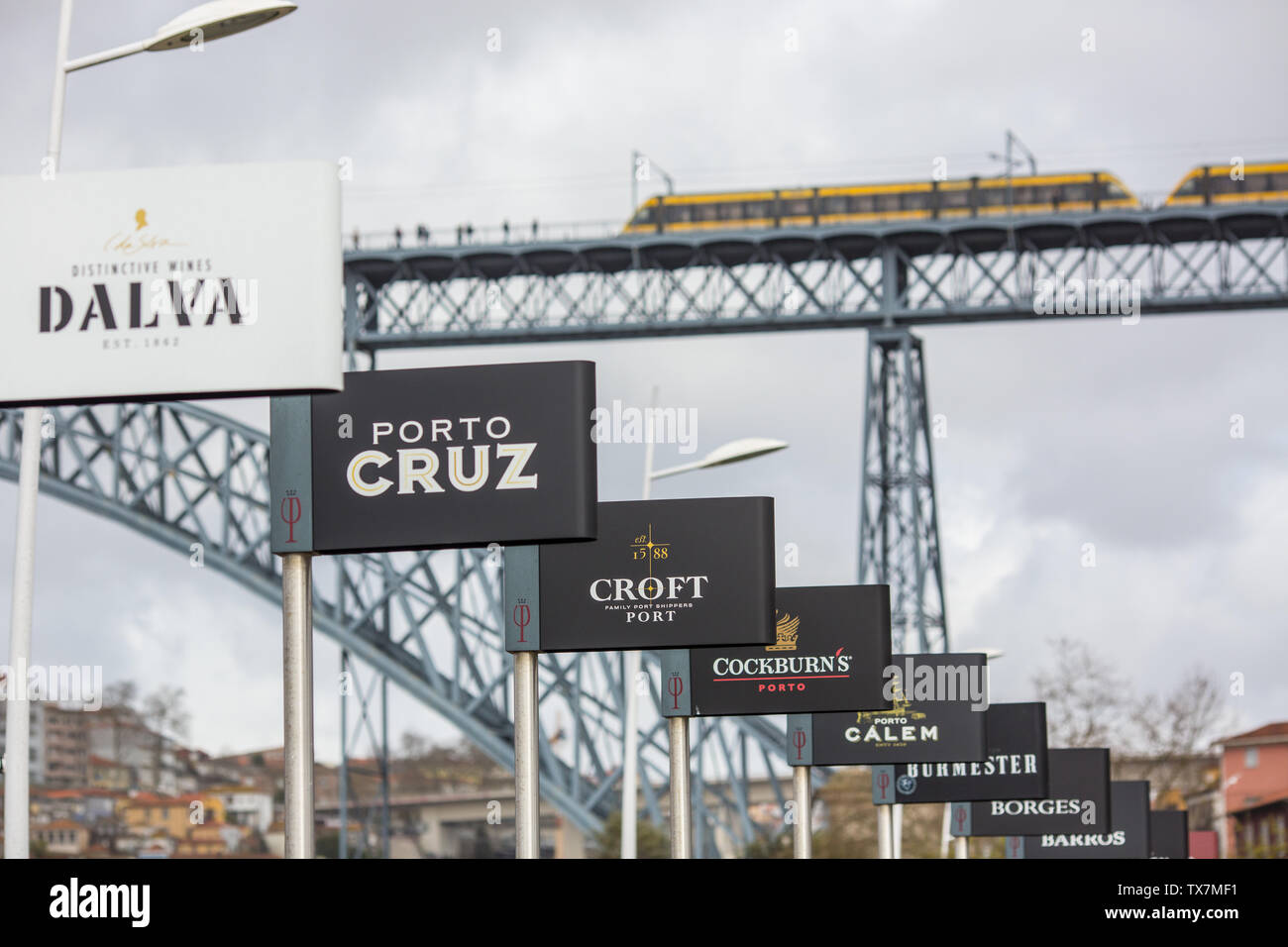 Porto/Portogallo - Marzo 13, 2018: vino Porto segni marche contro Dom Luis ponte sullo sfondo. Foto Stock