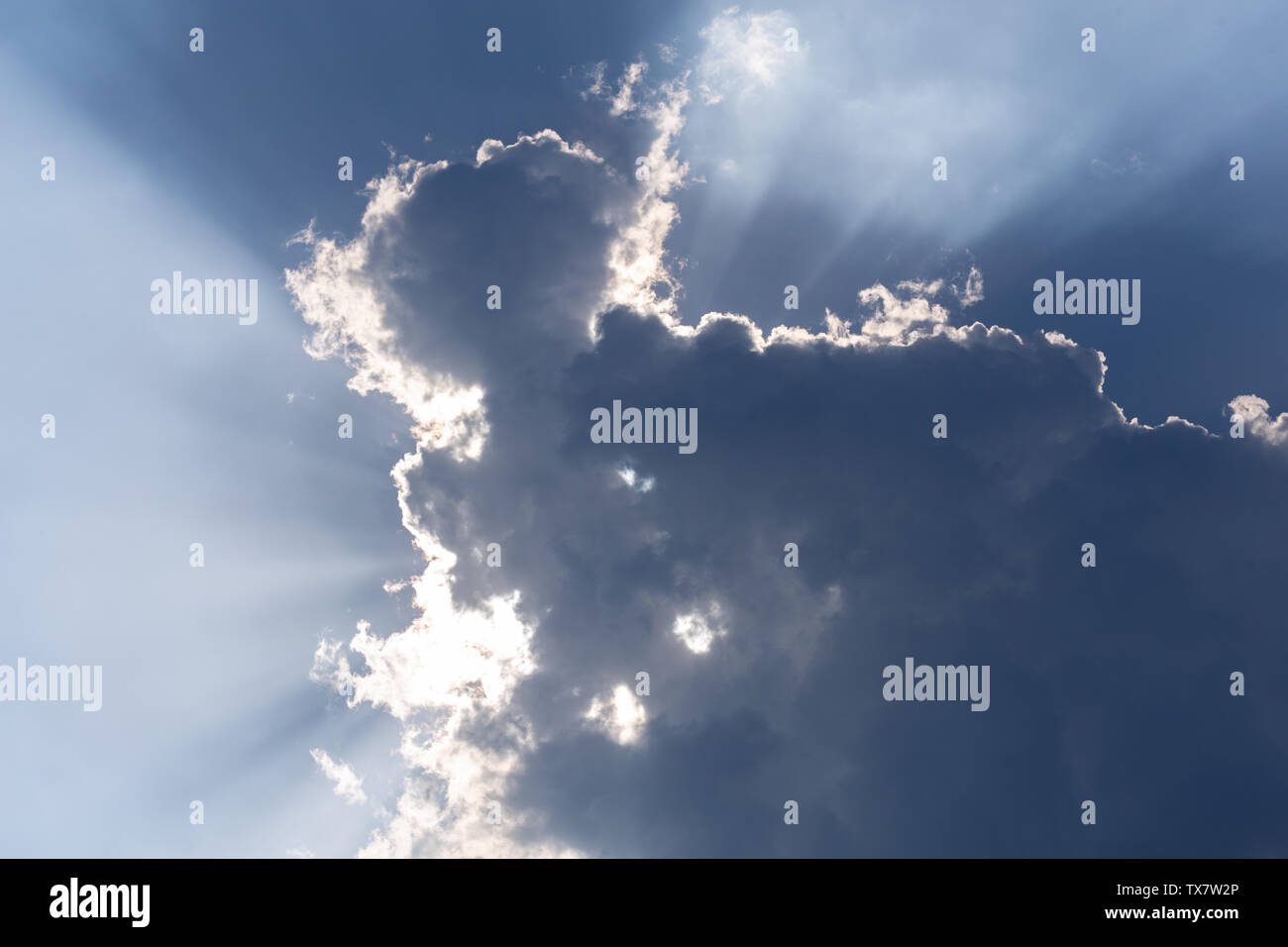 Sun Ray con il blu del cielo e del cloud Foto Stock