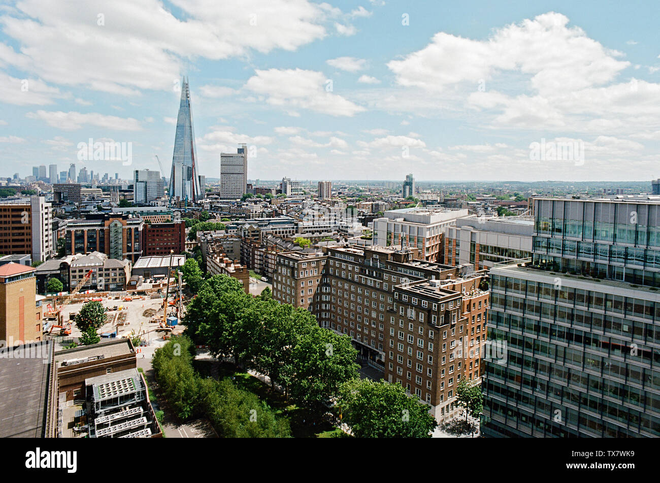 Lo skyline di Londra con la Shard, visto dall'ottavo piano della Tate Modern, guardando ad est verso la città Foto Stock