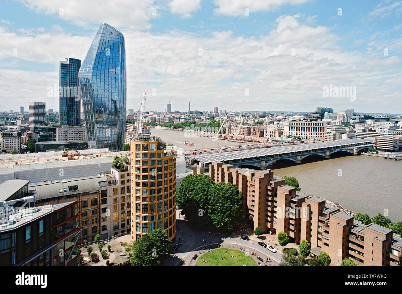 Vista di Londra dalla Tate Modern, guardando ad ovest verso uno Blackfriars, Blackfriars Bridge e il fiume Tamigi Foto Stock
