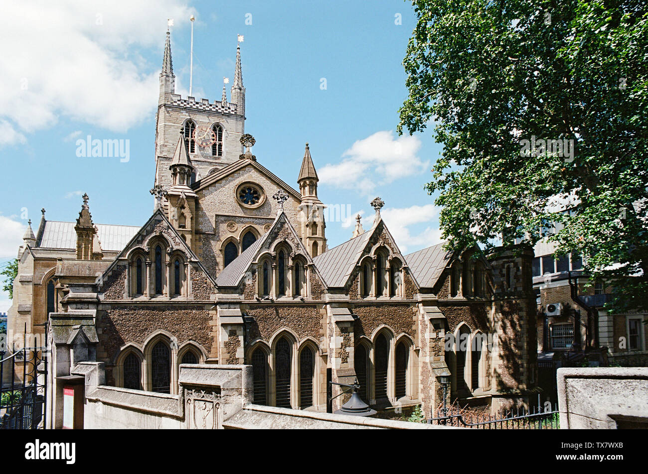 La parte esterna della storica Cattedrale di Southwark, vicino al Ponte di Londra sulla riva sud del Tamigi, London REGNO UNITO Foto Stock