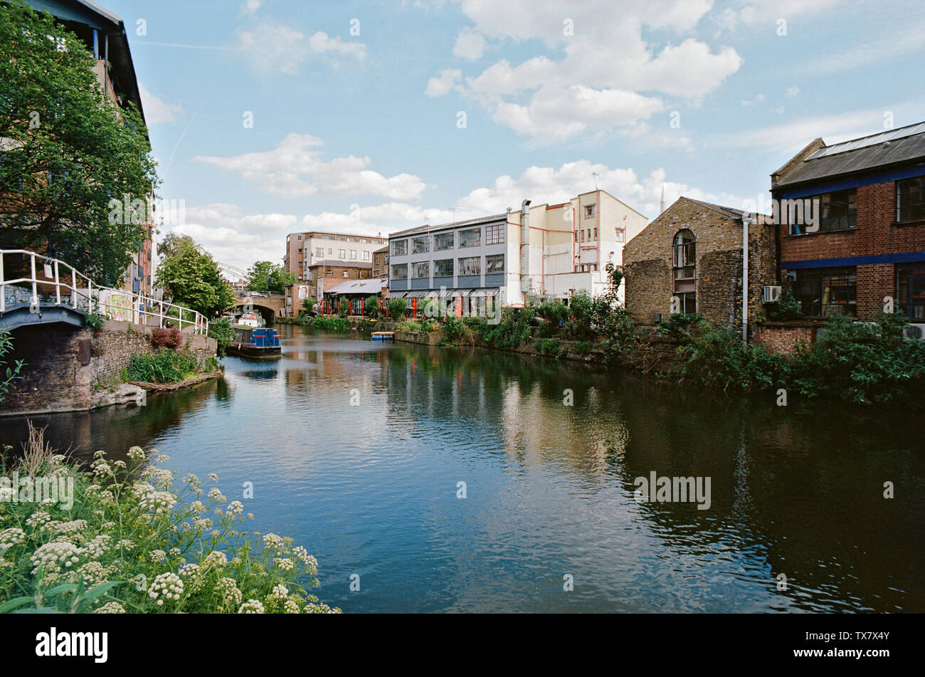 Edifici lungo il Regent's Canal vicino a de Beauvoir Town, East London REGNO UNITO NEL PERIODO ESTIVO Foto Stock