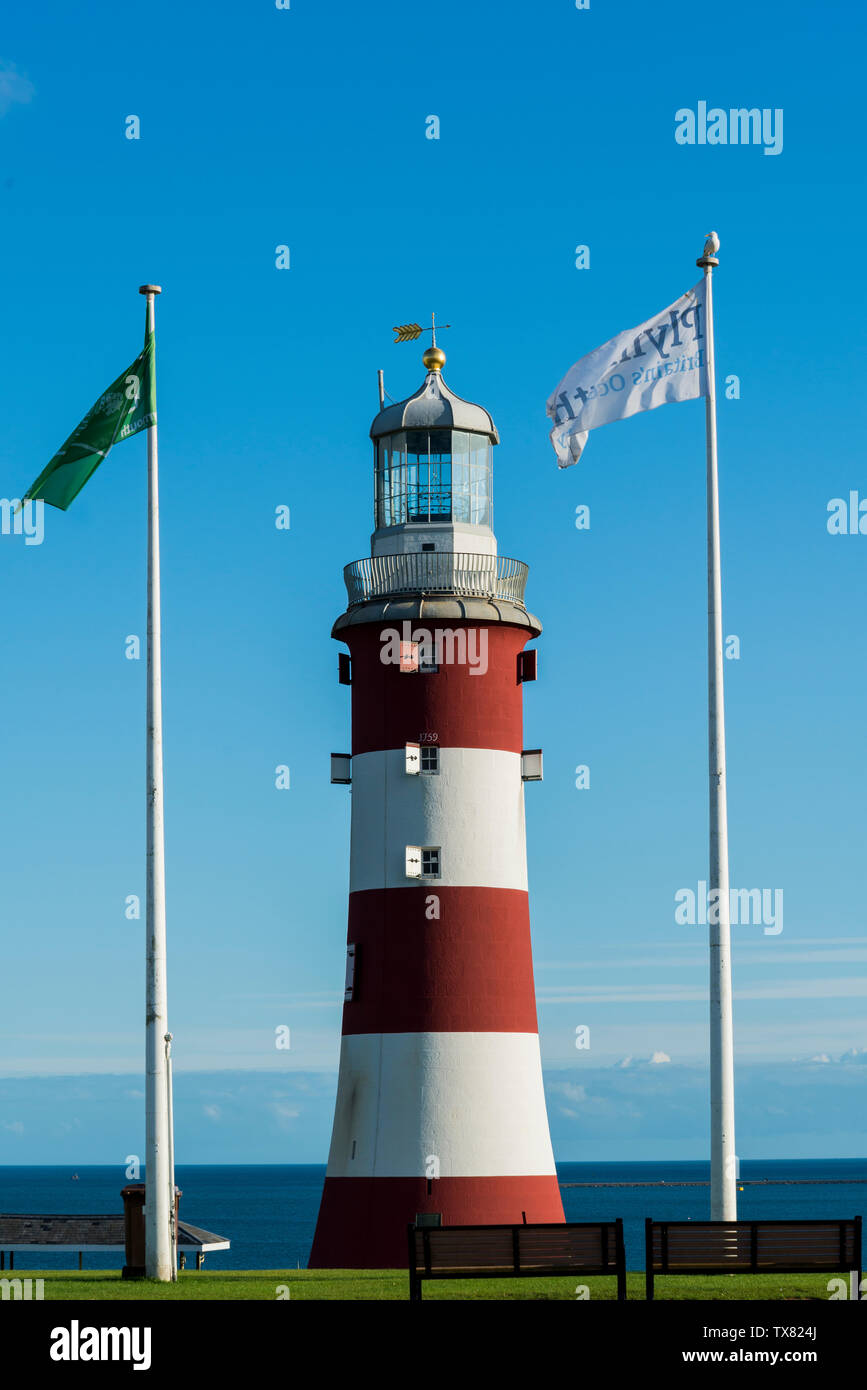 Smeatons Tower lighthouse Plymouth Hoe inquadrata tra due pennoni Foto Stock