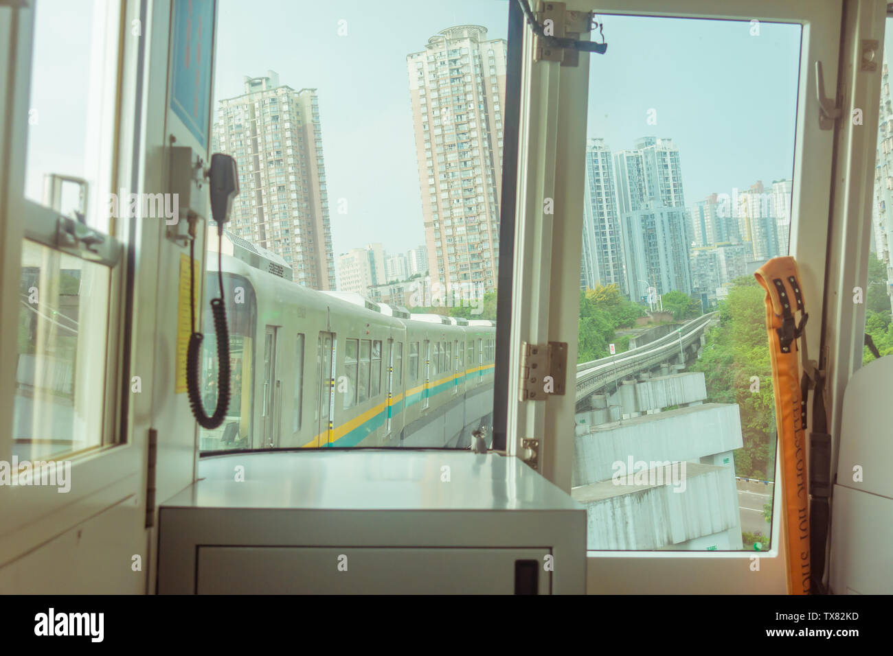 Per osservare i treni sulla linea 2 light rail in uno scenario di Chongqing visualizzare il paesaggio al di fuori del treno sulla ferrovia leggera di Chongqing linea 2 Foto Stock