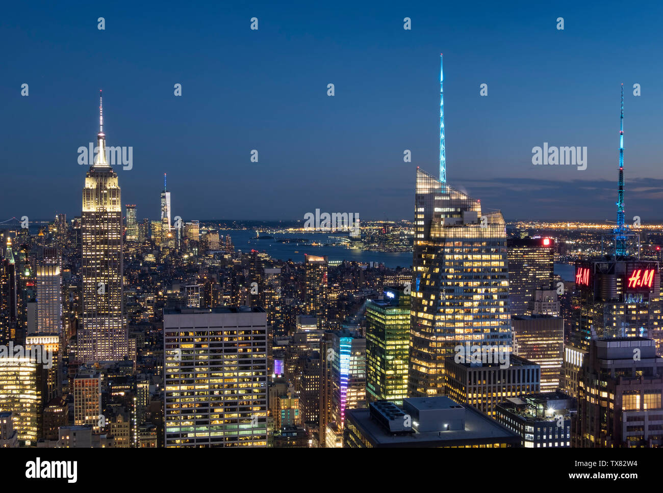 L'Empire State Building & Lower Manhattan di notte, New York, Stati Uniti d'America Foto Stock