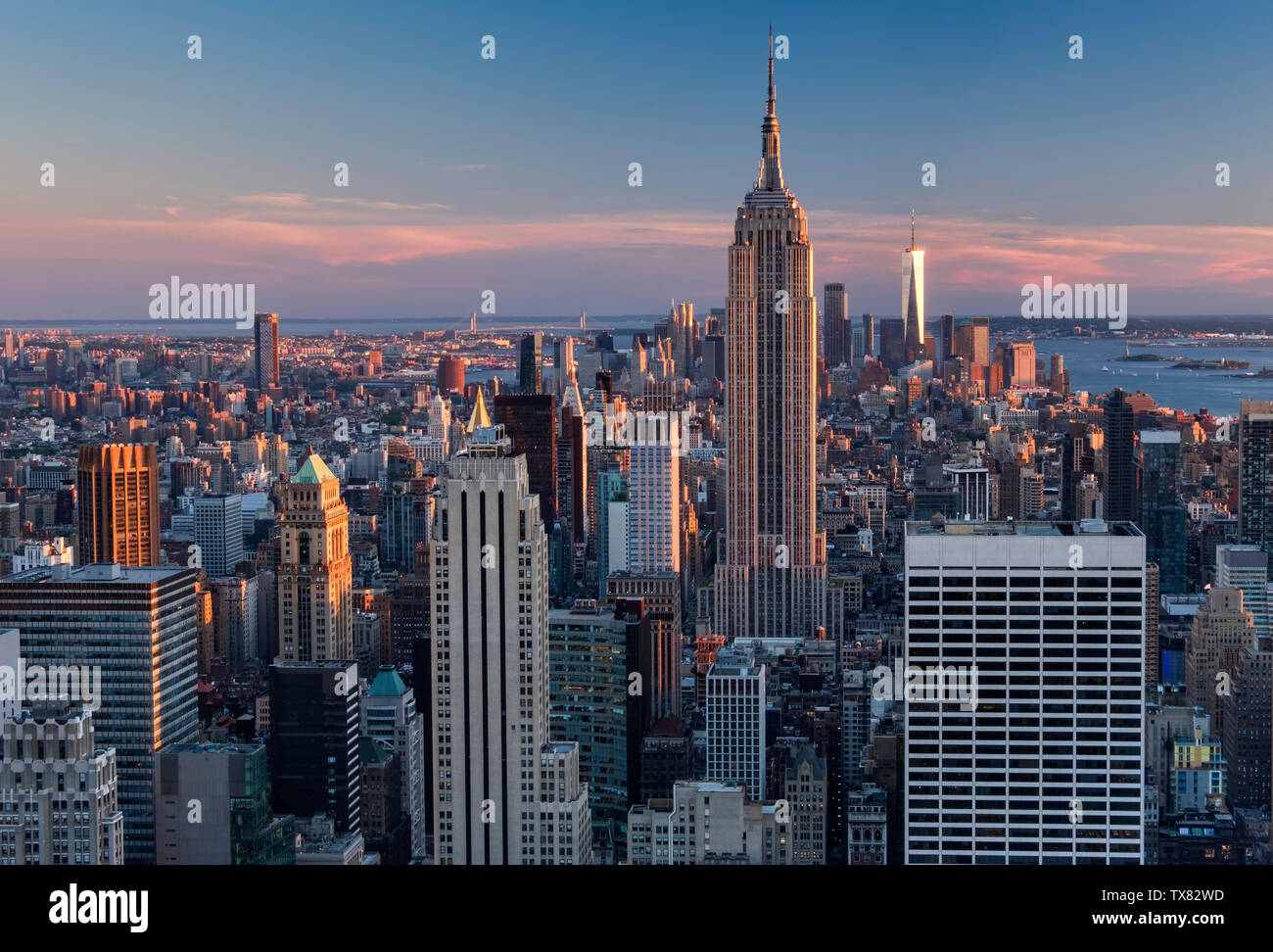L'Empire State Building e la parte inferiore di Manhattan al tramonto, New York, Stati Uniti d'America Foto Stock