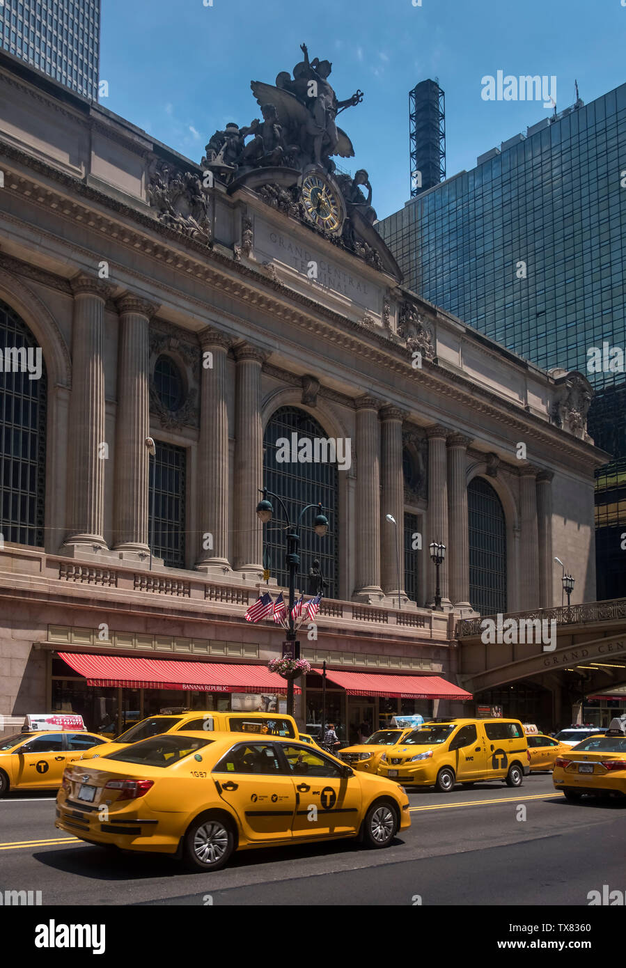 New York City Taxicabs giallo di fronte alla Grand Central Station, New York, Stati Uniti d'America Foto Stock