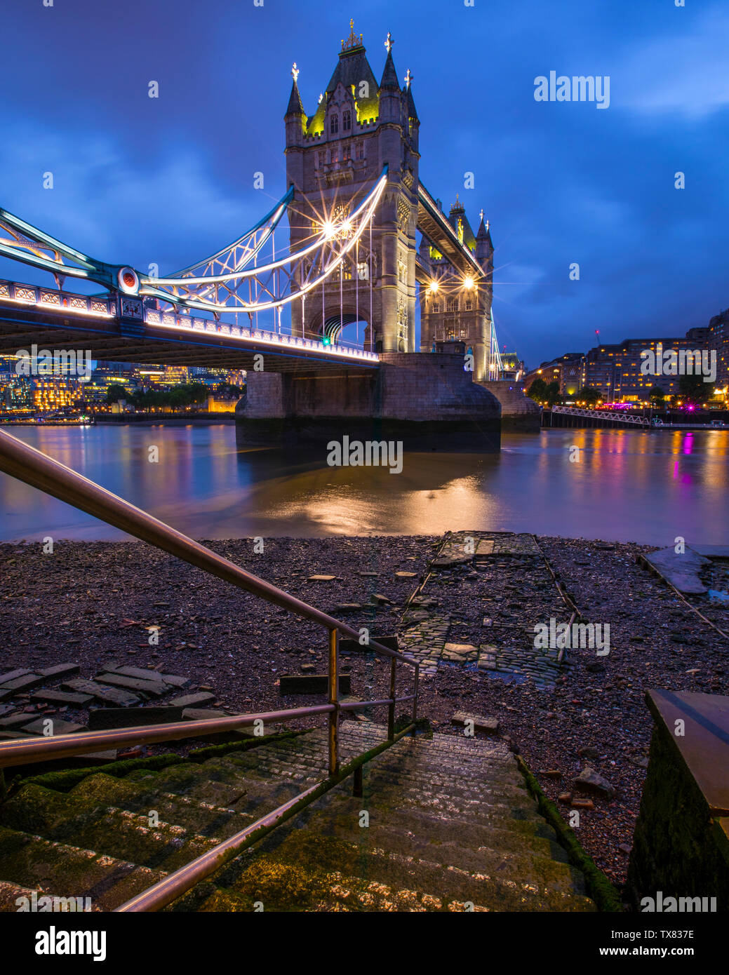 London, Regno Unito - 19 Giugno 2019: una vista della magnifica Tower Bridge dal vecchio Horselydown scale che conducono verso la riva del fiume Tamigi ho Foto Stock