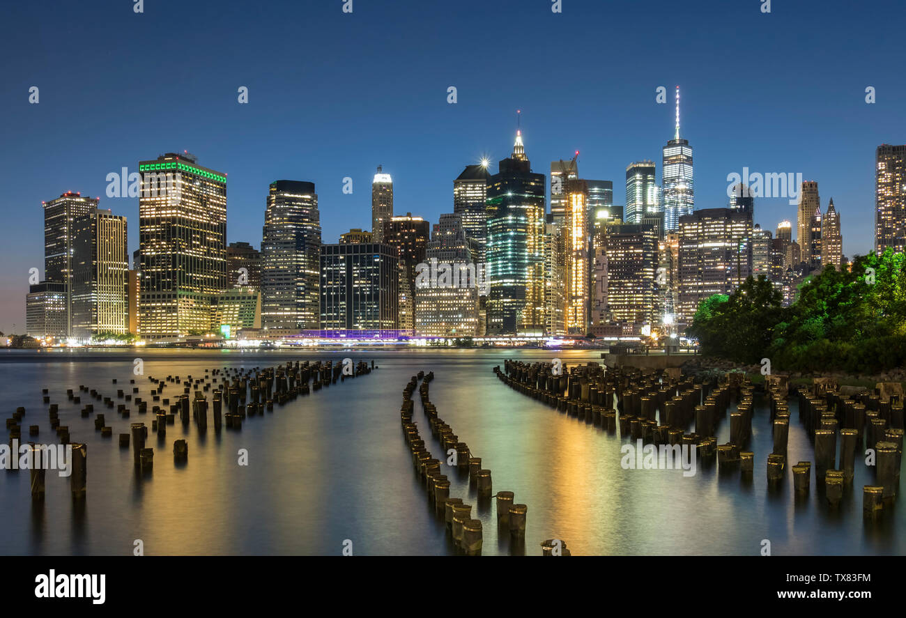 La skyline di Manhattan da Brooklyn Park di notte, New York, Stati Uniti d'America Foto Stock