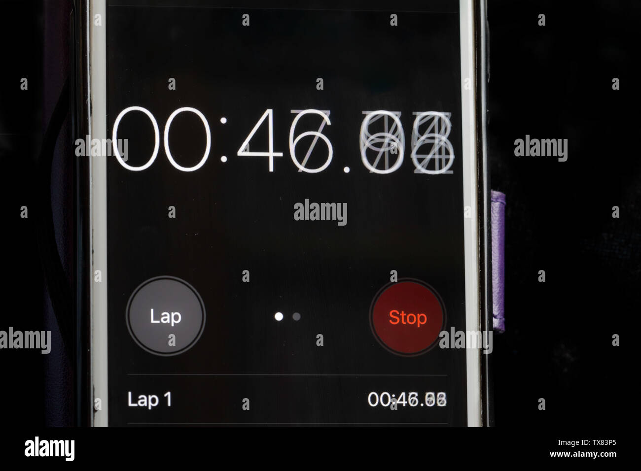 Orologio di arresto su un telefono intelligente che mostra il tempo che passa a 46 secondi Foto Stock