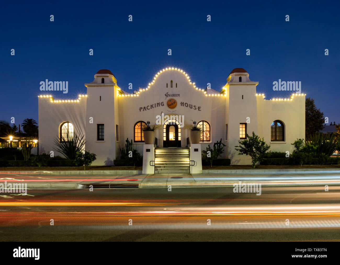 La casa di imballaggio di notte, Anaheim, Los Angeles, California, Stati Uniti d'America Foto Stock