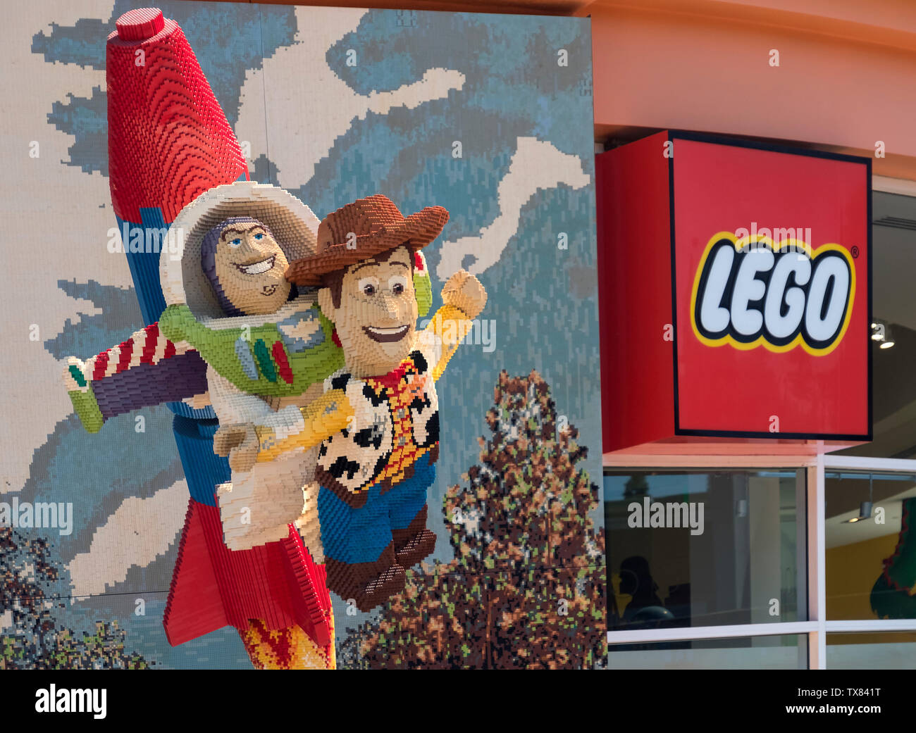 Toy Story modello di Lego con Woody e Buzz Lightyear, Negozio Lego, Downtown Disney, Los Angeles, California, Stati Uniti d'America Foto Stock